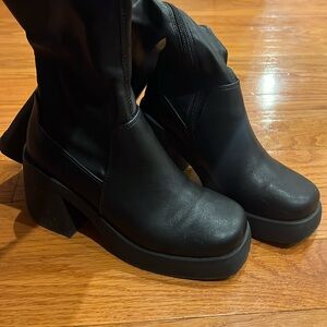 Selling boots used just two times